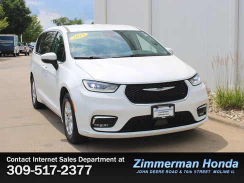 Used 2023 Chrysler Pacifica Touring-L FWD image 3