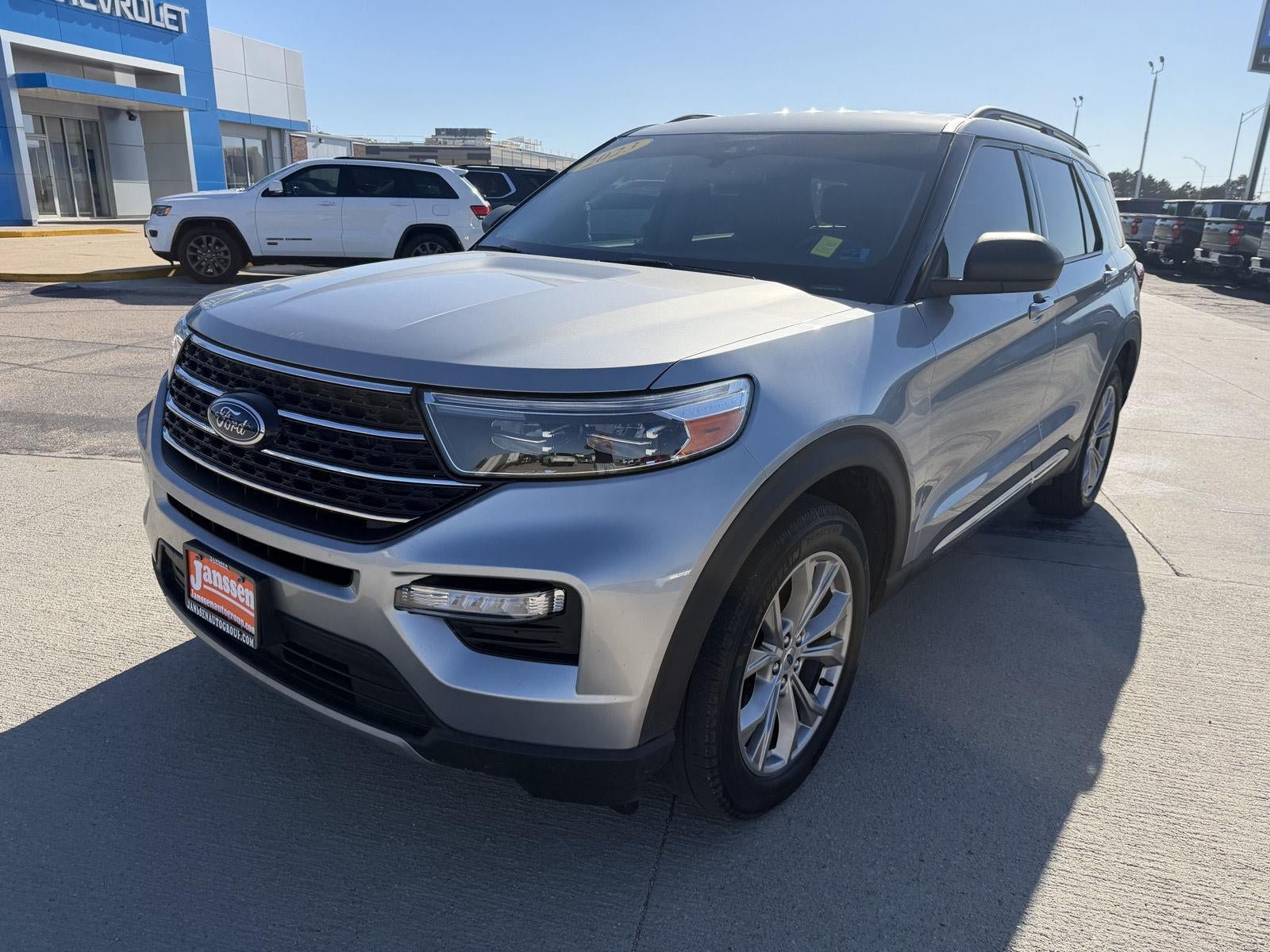 Used 2023 Ford Explorer XLT w/ Equipment Group 202A AWD/4WD image 3