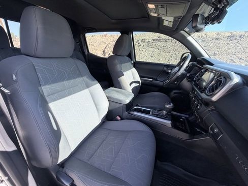 Used 2017 Toyota Tacoma TRD Off-Road image 29