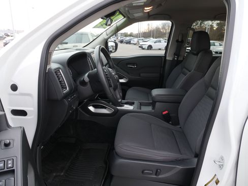Used 2024 Nissan Frontier SV w/ SV Convenience Package image 16