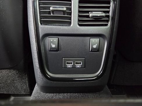 Used 2023 Chrysler 300 C image 31