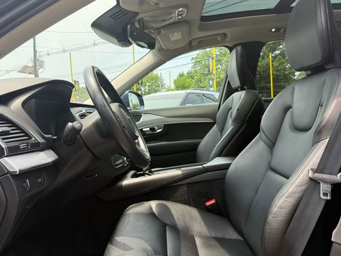 Used 2022 Volvo XC90 T5 Momentum w/ Climate Package image 8