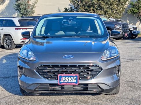 Used 2022 Ford Escape SE w/ SE Sport Appearance Package image 2
