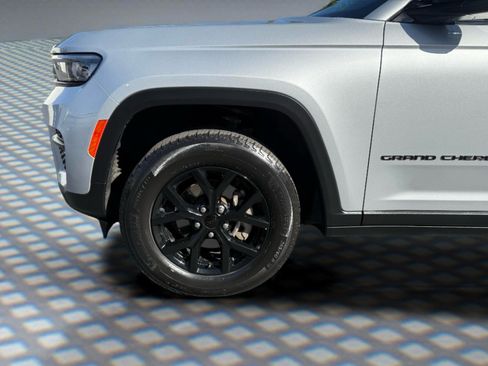 Used 2024 Jeep Grand Cherokee Altitude AWD/4WD image 11
