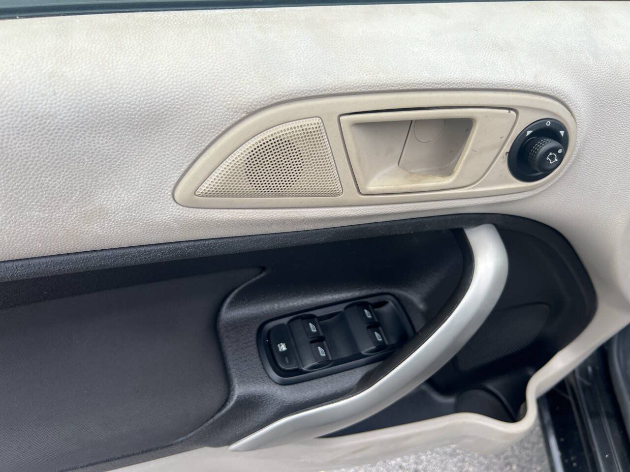 Used 2013 Ford Fiesta SE FWD image 11