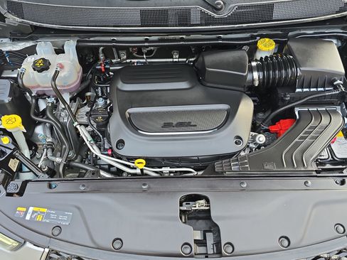 Used 2024 Chrysler Pacifica Touring-L image 28