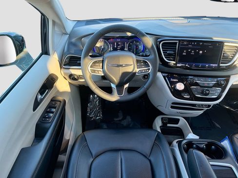 Used 2024 Chrysler Pacifica Touring-L FWD image 20