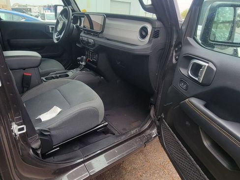 Used 2025 Jeep Wrangler Sahara image 21