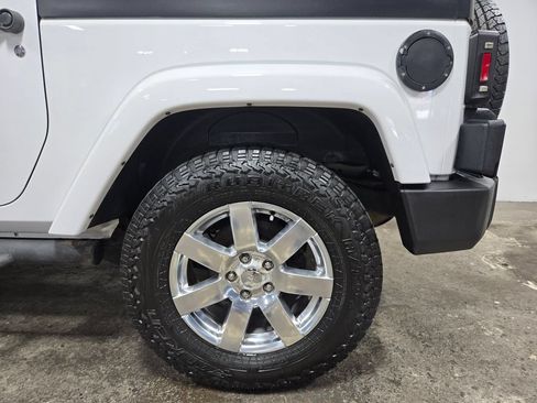Used 2017 Jeep Wrangler Sahara w/ Connectivity Group AWD/4WD image 43