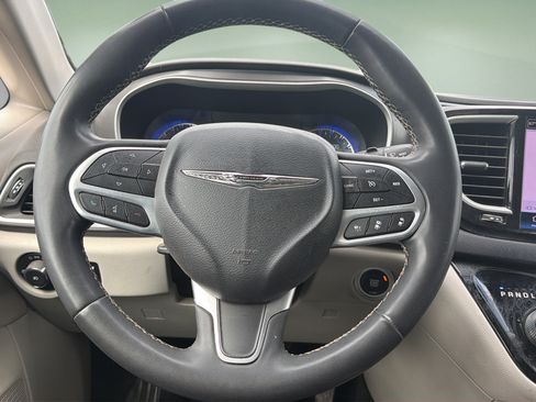 Used 2022 Chrysler Pacifica Touring-L FWD image 6
