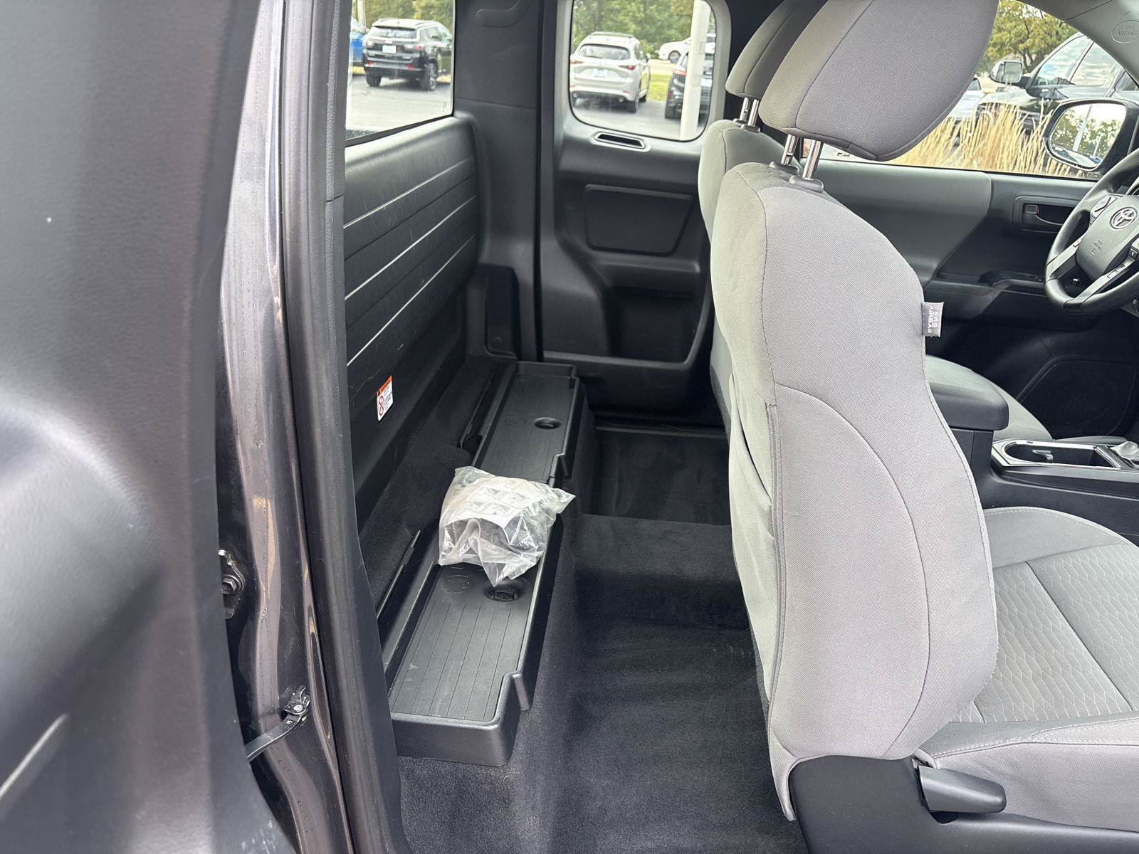 Used 2018 Toyota Tacoma SR AWD/4WD image 13