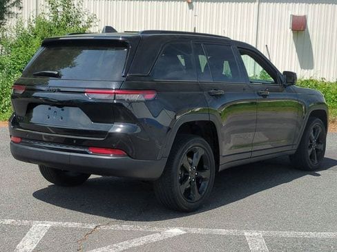 Used 2023 Jeep Grand Cherokee Laredo AWD/4WD image 5
