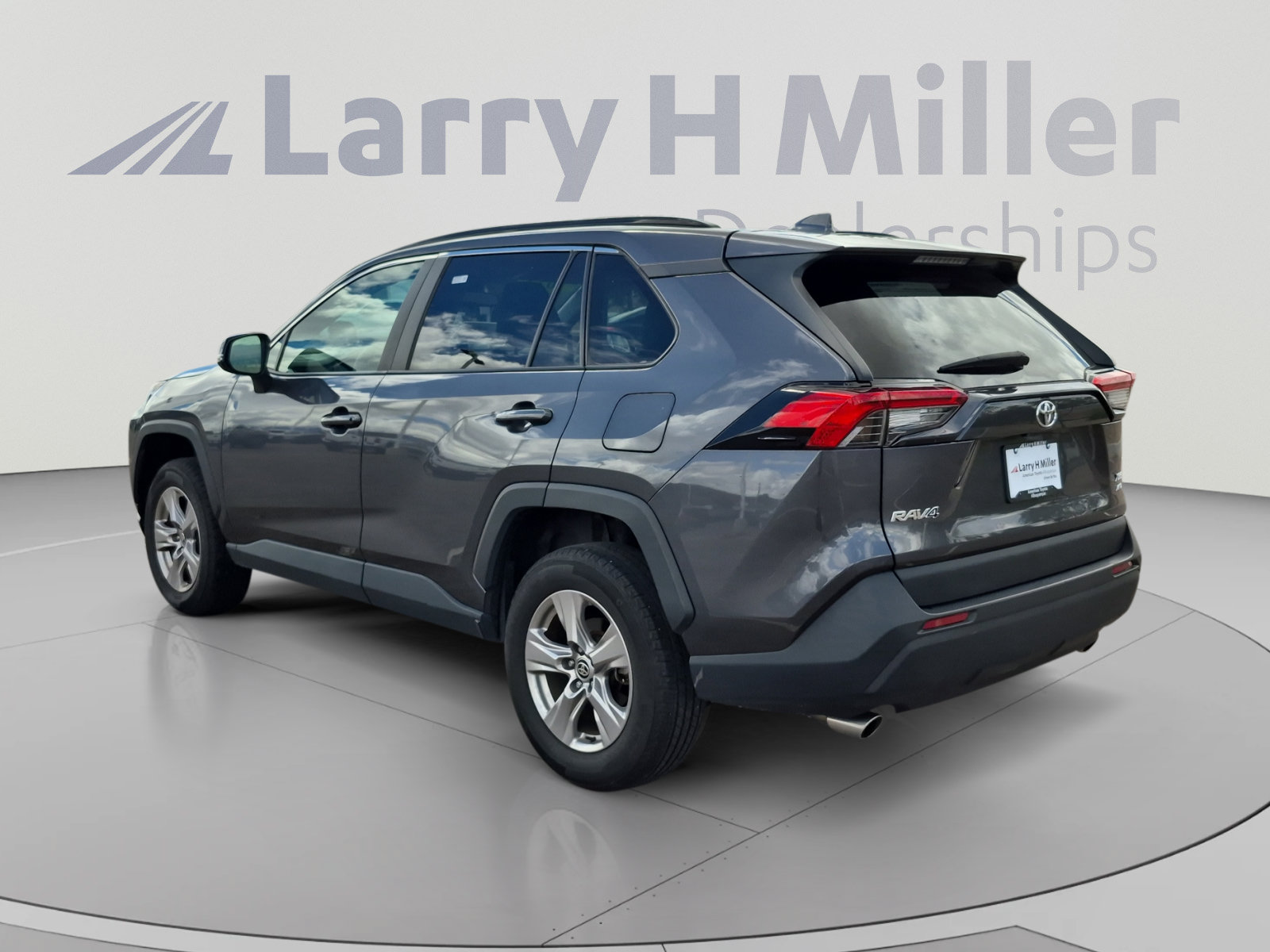 Used 2024 Toyota RAV4 XLE AWD/4WD image 3