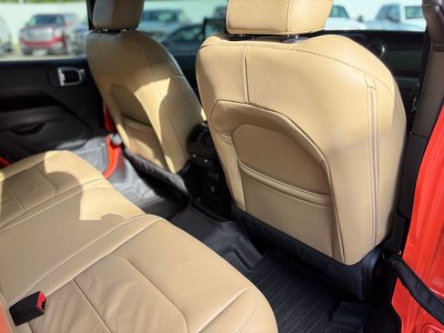 Used 2018 Jeep Wrangler Unlimited Sahara image 16