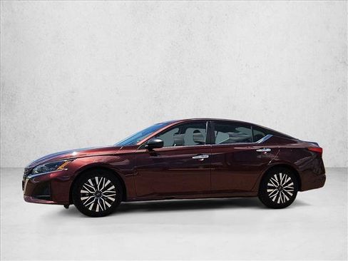 Used 2024 Nissan Altima 2.5 SV FWD image 9
