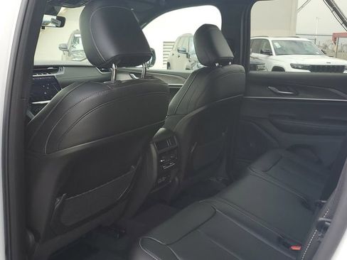 New 2025 Jeep Grand Cherokee Limited image 16