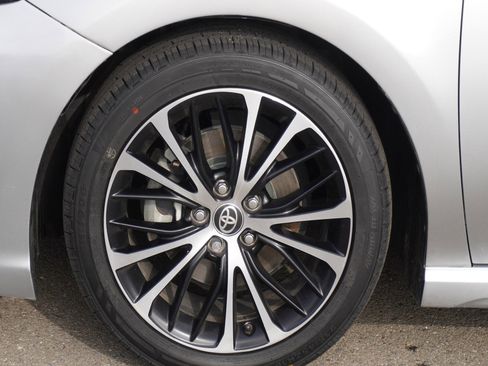 Used 2020 Toyota Camry SE w/ Sunroof Package image 8