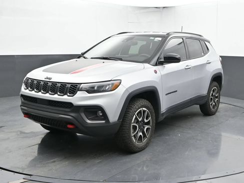 Used 2025 Jeep Compass Trailhawk AWD/4WD image 8