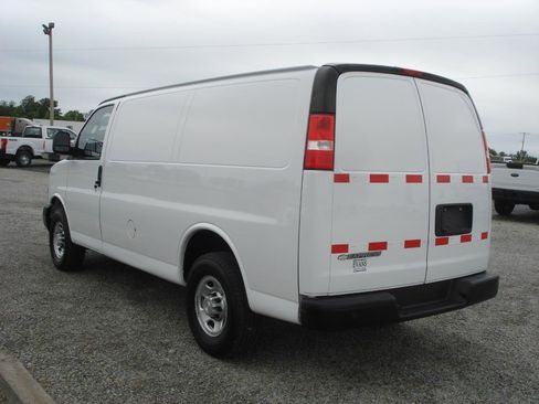 Used 2021 Chevrolet Express 2500 RWD image 6