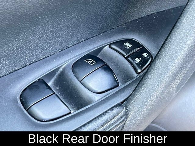 Used 2017 Nissan Rogue SV AWD/4WD image 14
