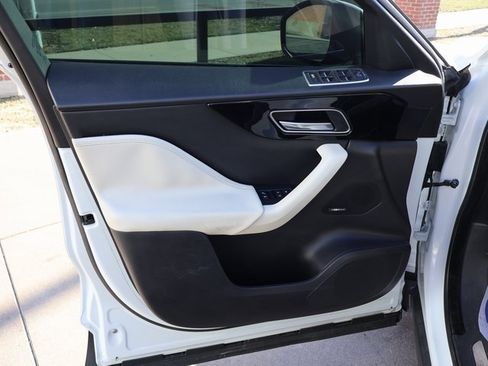 Used 2017 Jaguar F-PACE Prestige image 19