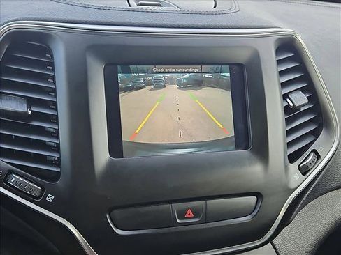 Used 2019 Jeep Cherokee Latitude Plus w/ Comfort/Convenience Group image 14