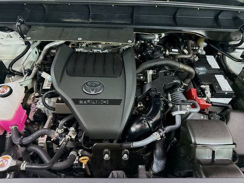 Used 2024 Toyota Highlander XLE AWD/4WD image 32