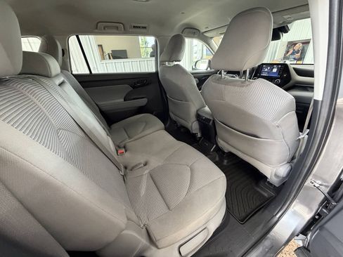 Used 2021 Toyota Highlander LE AWD/4WD image 28