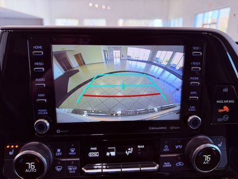 Used 2020 Toyota Highlander XLE image 24