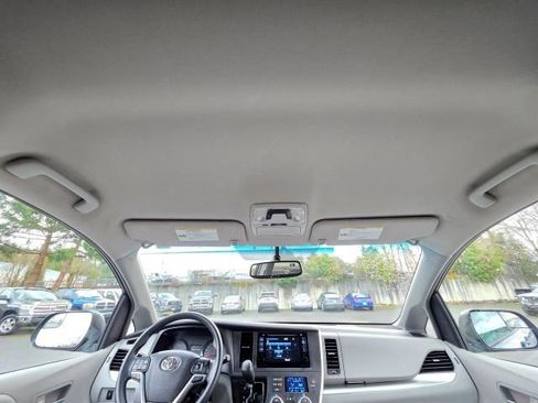 Used 2015 Toyota Sienna LE image 23