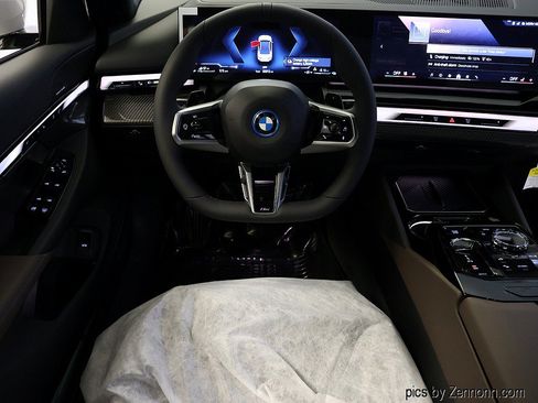 Used 2027 BMW 550e xDrive w/ Executive Package AWD/4WD image 16