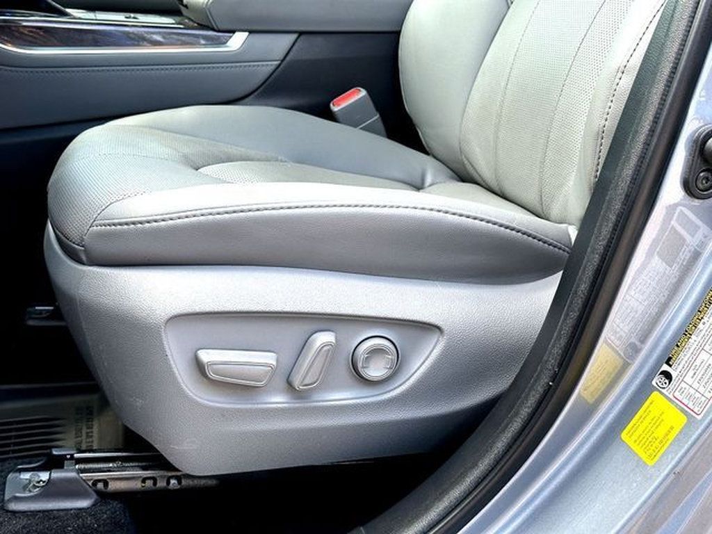 Used 2023 Toyota Highlander Limited FWD image 12