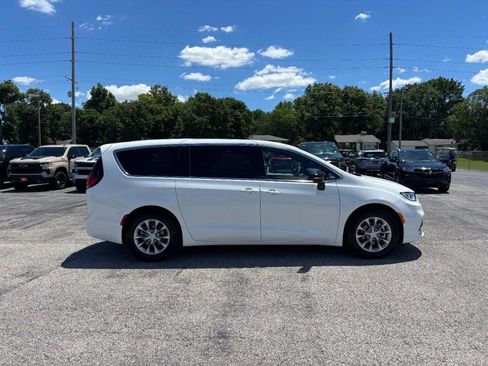 Used 2026 Chrysler Pacifica Limited FWD image 6