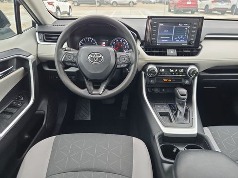 Used 2021 Toyota RAV4 XLE w/ Convenience Package FWD image 28