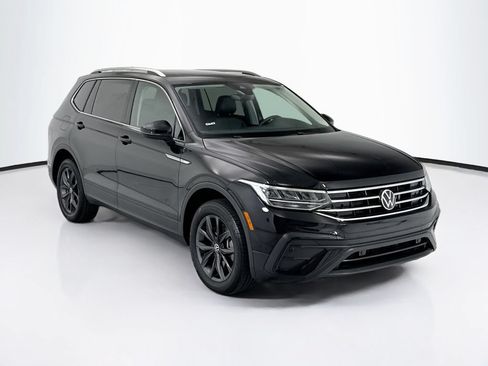 Used 2023 Volkswagen Tiguan SE w/ Panoramic Sunroof Package FWD image 3