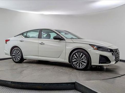 Used 2025 Nissan Altima 2.5 SV image 11