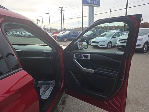 Certified 2022 Ford Explorer XLT w/ Equipment Group 202A image 16