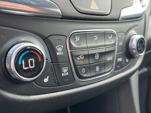 Used 2021 Chevrolet Equinox LT FWD image 16