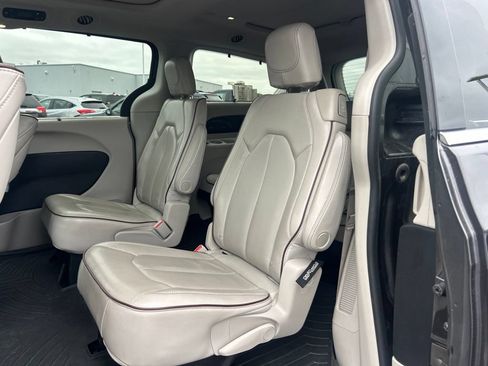 Used 2020 Chrysler Pacifica Limited w/ Tire & Wheel Group FWD image 7