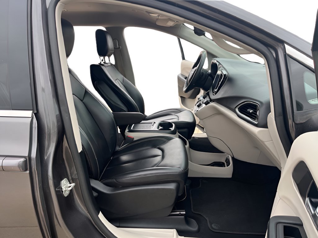 Used 2023 Chrysler Pacifica Touring-L FWD image 28