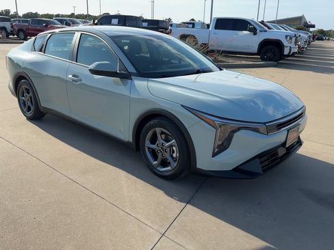 Used 2025 Kia K4 FWD image 3