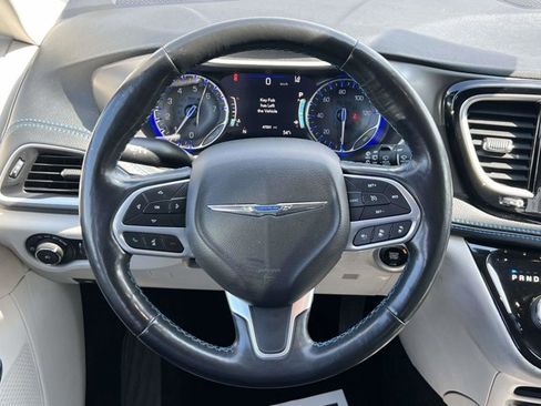 Used 2021 Chrysler Pacifica Touring-L w/ Uconnect Theater Family Group FWD image 14