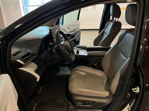 Used 2025 Toyota Sienna XLE image 28