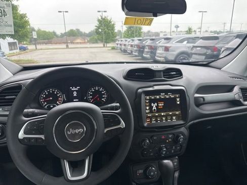 Used 2023 Jeep Renegade Latitude AWD/4WD image 30
