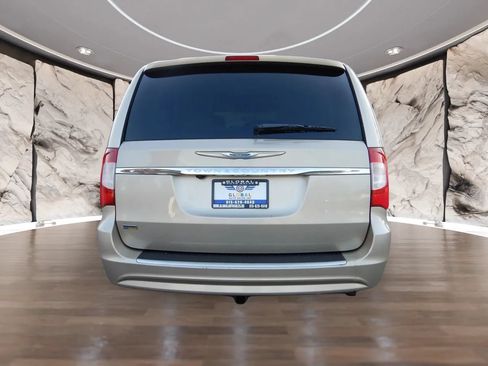 Used 2013 Chrysler Town & Country Touring FWD image 7