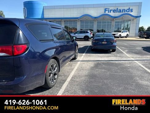 Used 2019 Chrysler Pacifica Touring Plus w/ S Appearance Package FWD image 6