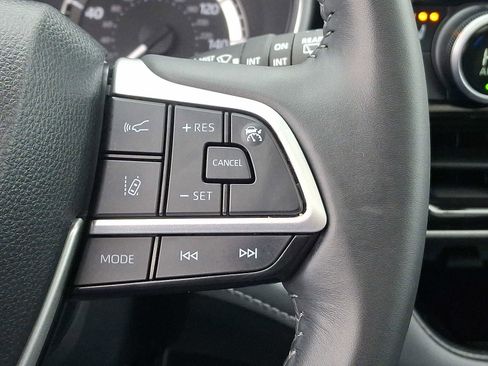 Certified 2024 Toyota Highlander XLE image 26