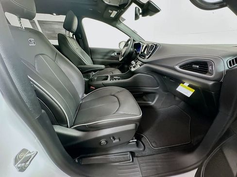 New 2026 Chrysler Pacifica Limited w/ S Appearance Package image 24