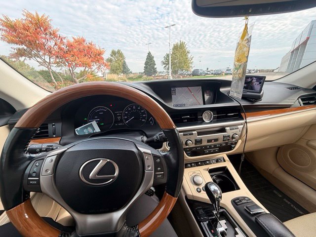 Used 2014 Lexus ES 300h w/ Luxury Package w/Bamboo Trim FWD image 12