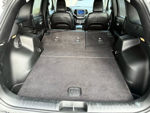 Used 2019 Jeep Cherokee Latitude Plus w/ Cold Weather Group image 24